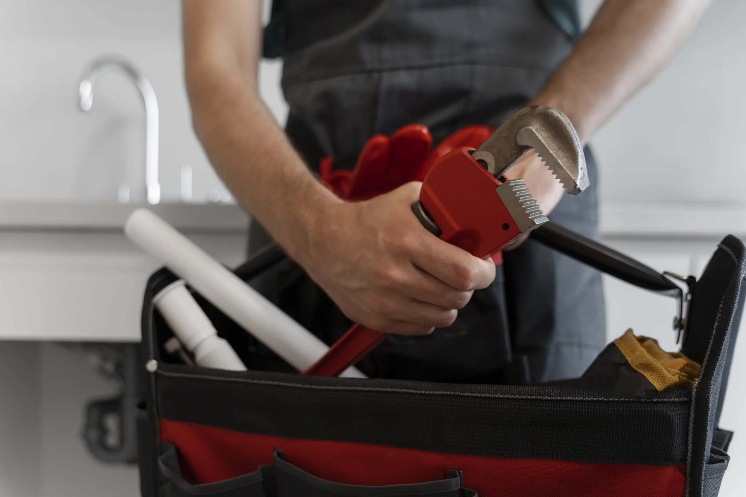 Plombier Montpellier contrôlant une installation avec des outils certifiés.